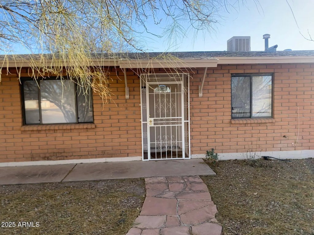 2419 E 10th Street, Douglas