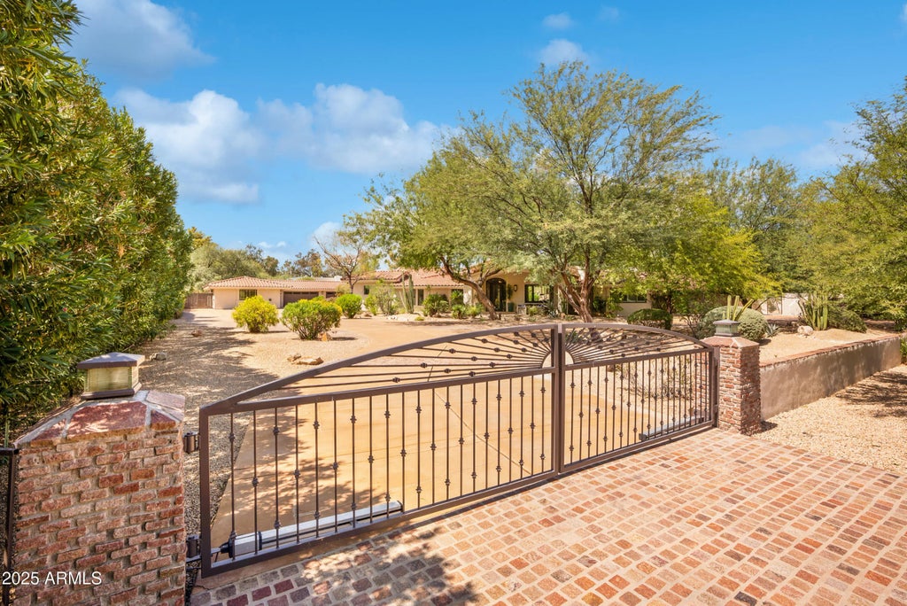 9236 N 52nd Place, Paradise Valley