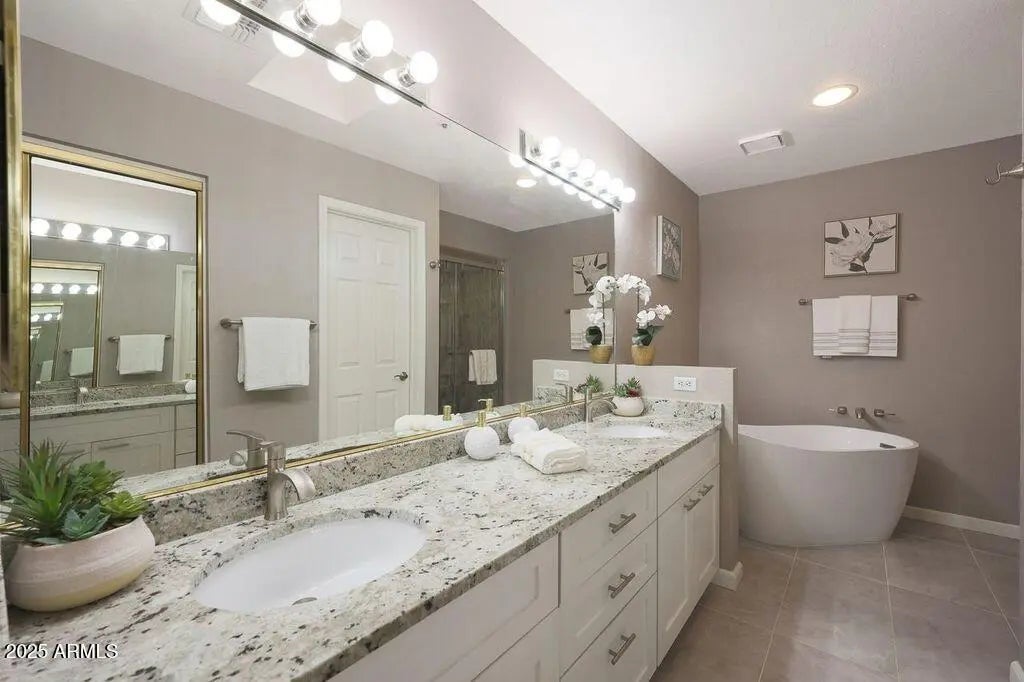 10080 E Mountainview Lake Drive (unit 220), Scottsdale