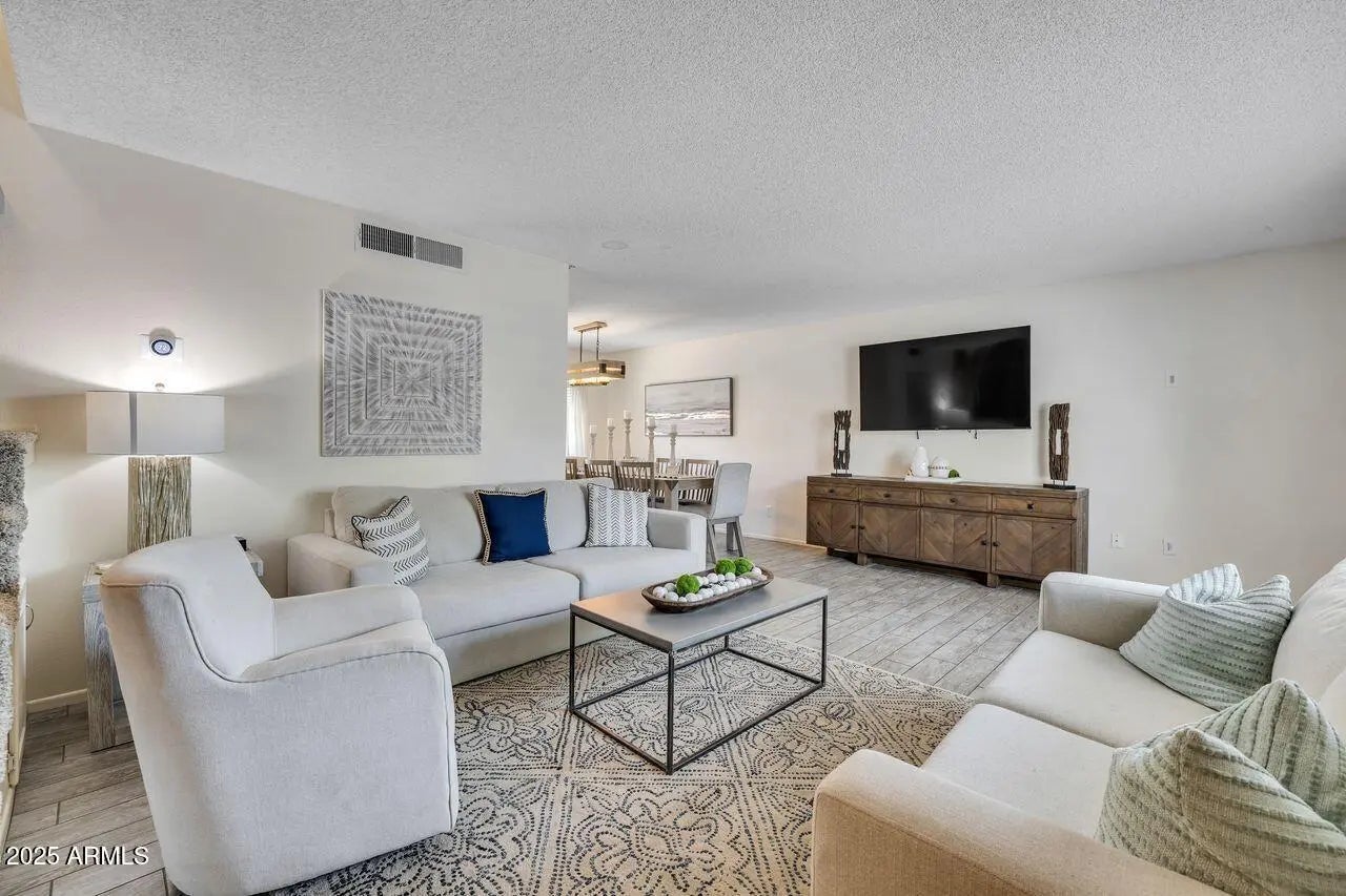 Photo of Listing #6902639