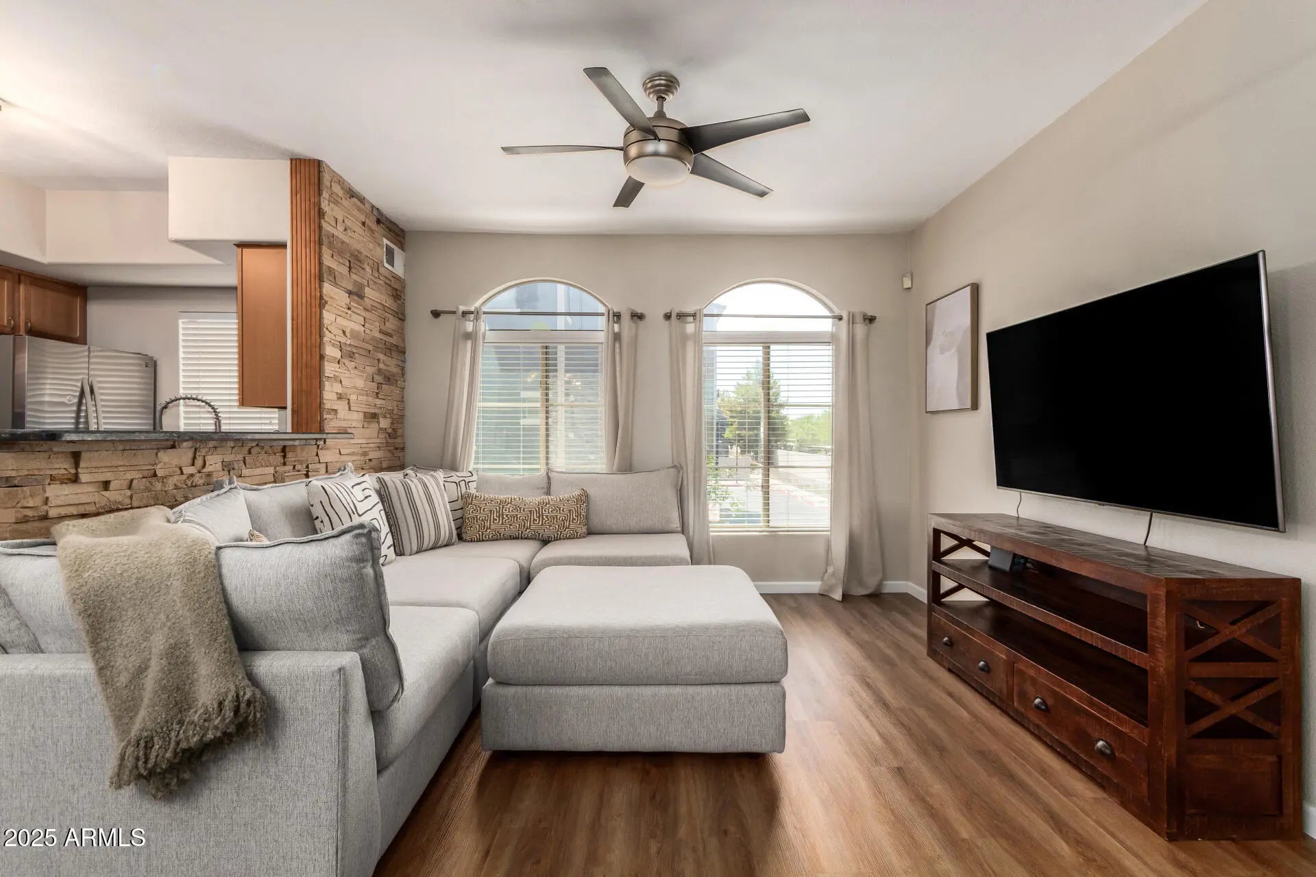 Photo of Listing #6902692