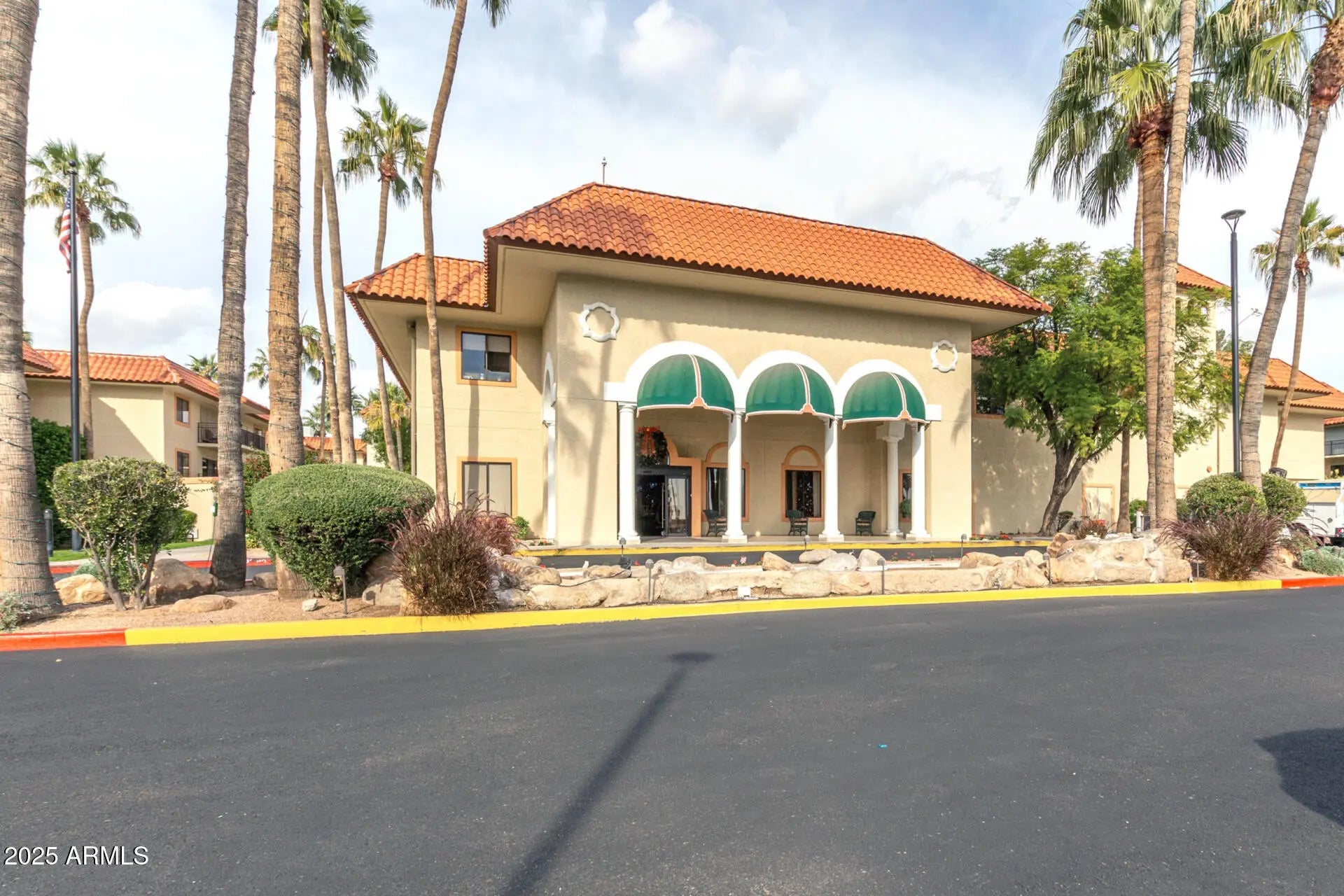 Photo of Listing #6904309