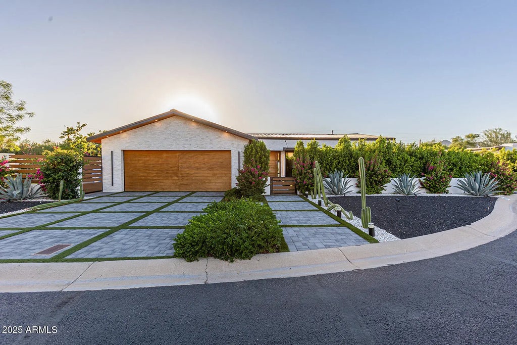 5812 N 44th Place, Phoenix
