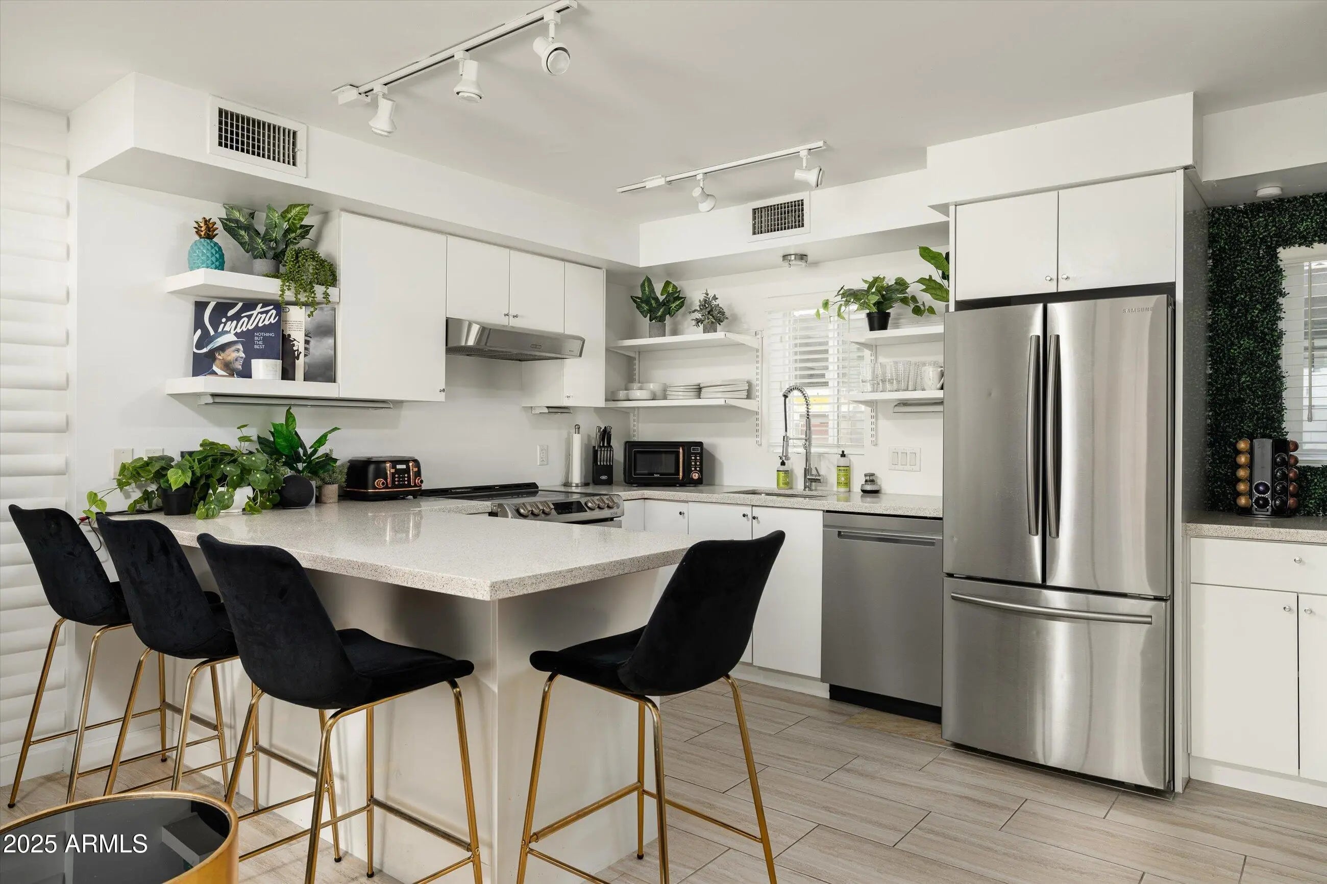 Photo of Listing #6907036