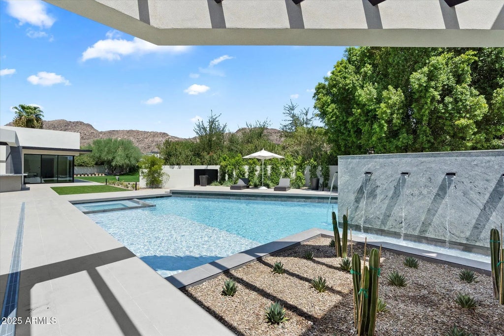 6120 E Redwing Road, Paradise Valley