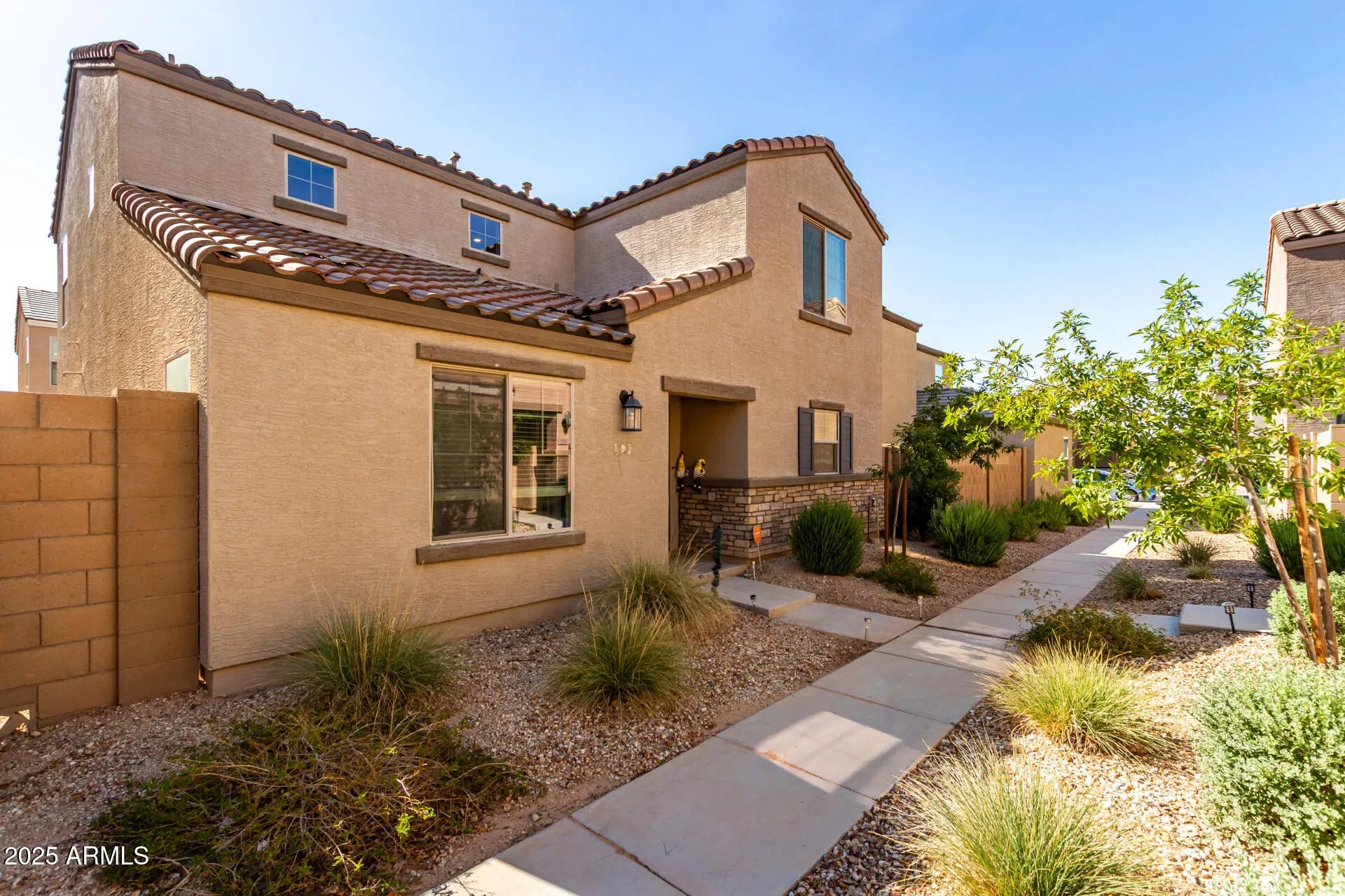 Photo of Listing #6910343