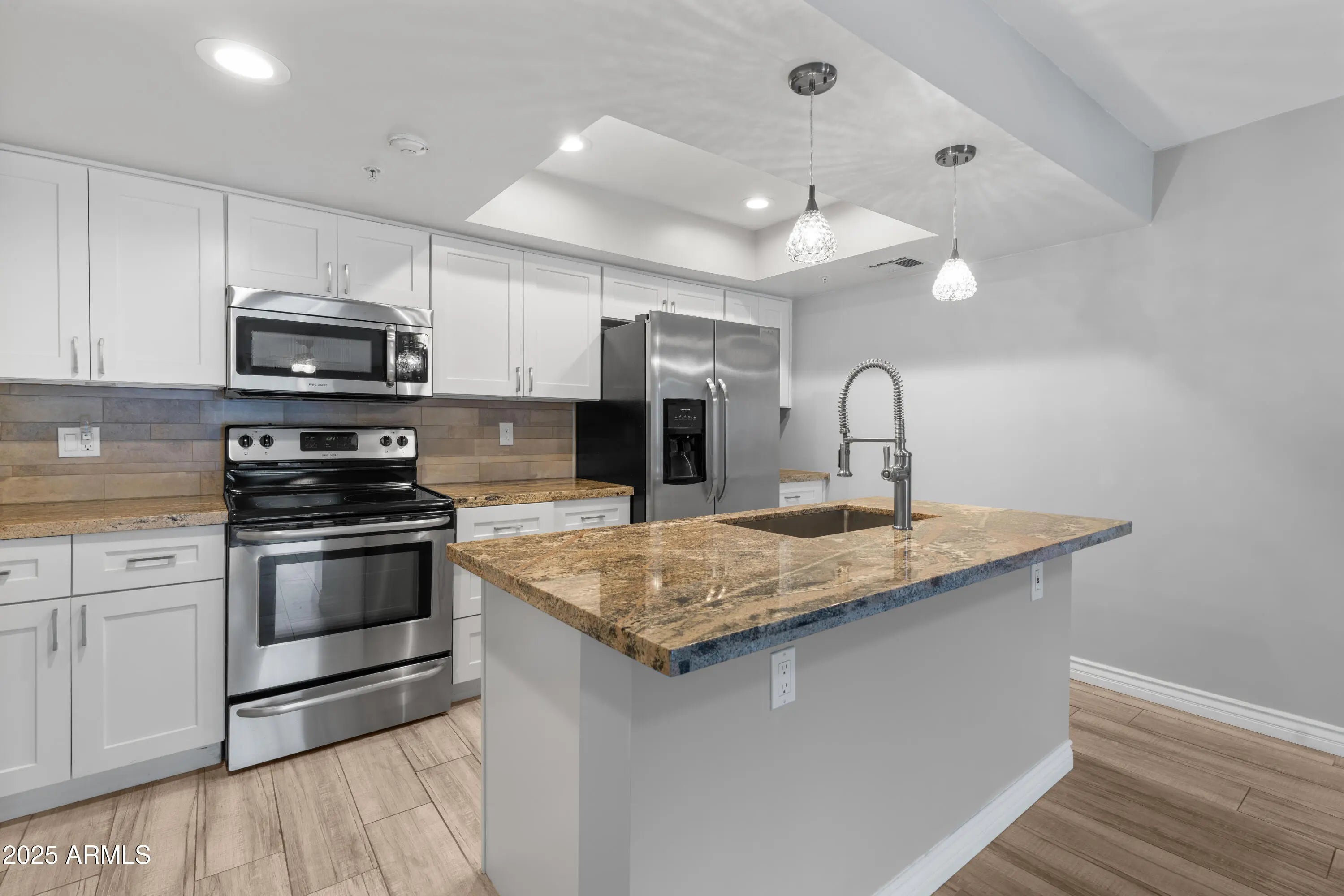 Photo of Listing #6913855