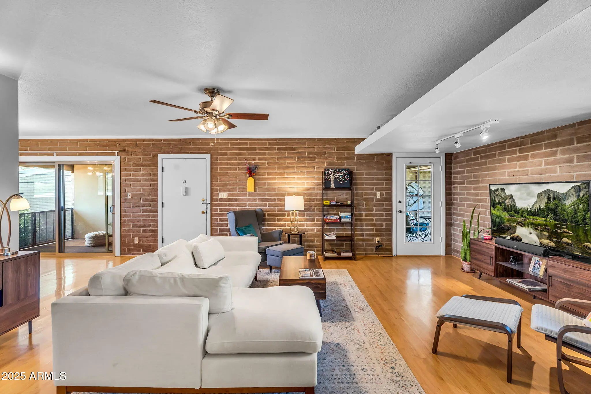 Photo of Listing #6909942