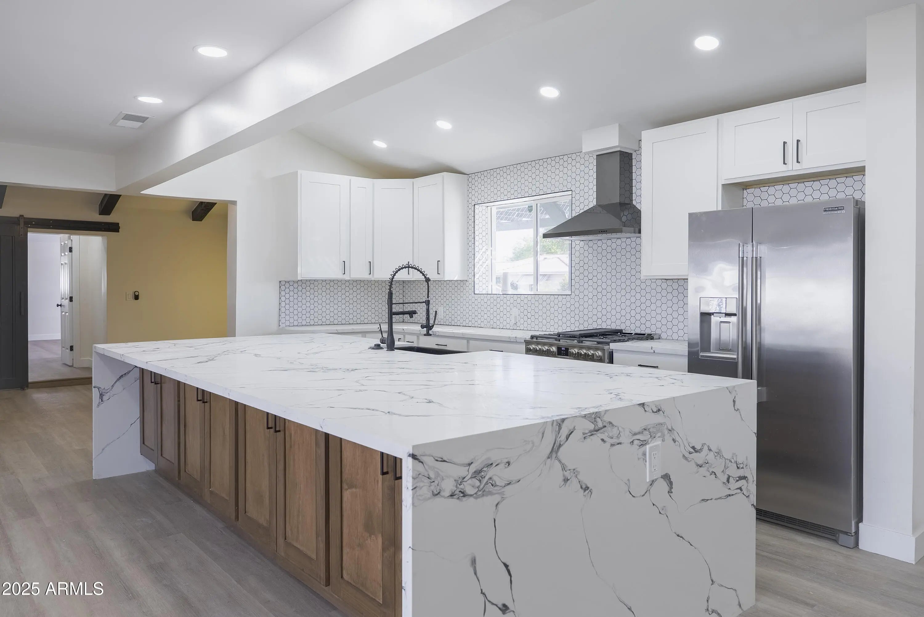 Photo of Listing #6910299