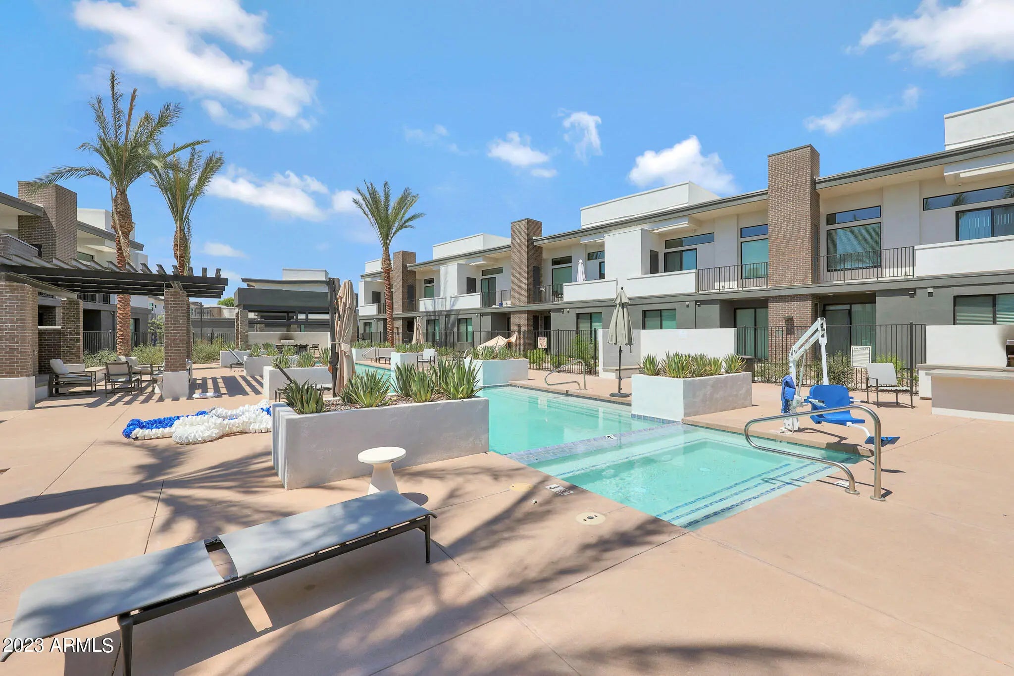 Photo of Listing #6910312