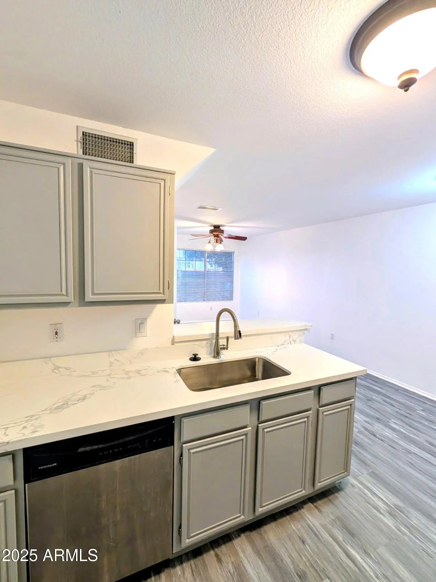 Photo of Listing #6910359