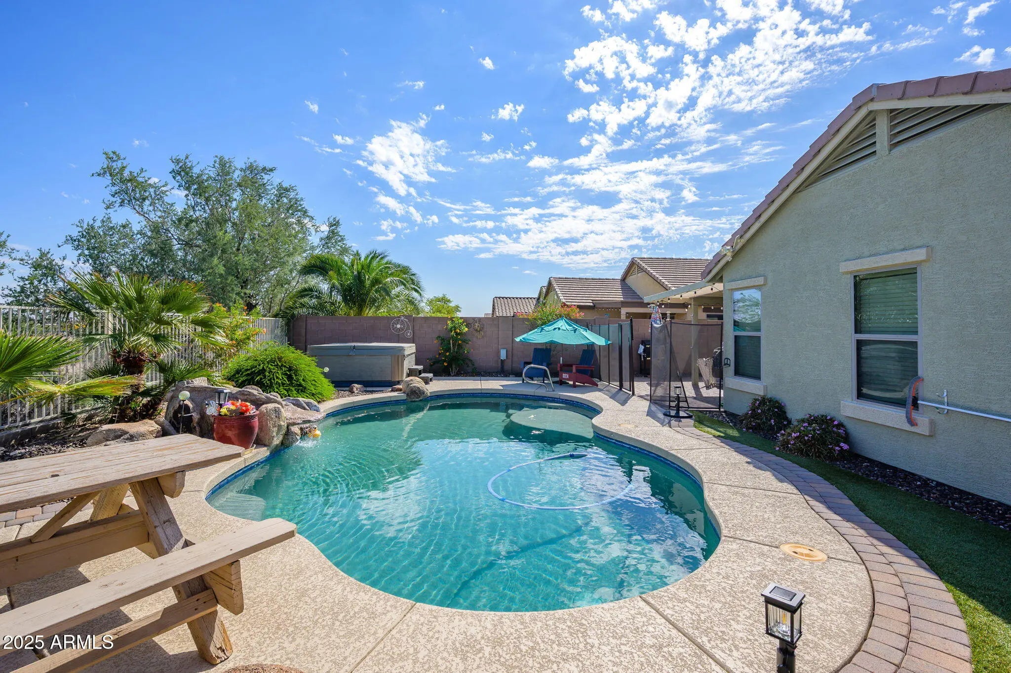 Photo of Listing #6937395