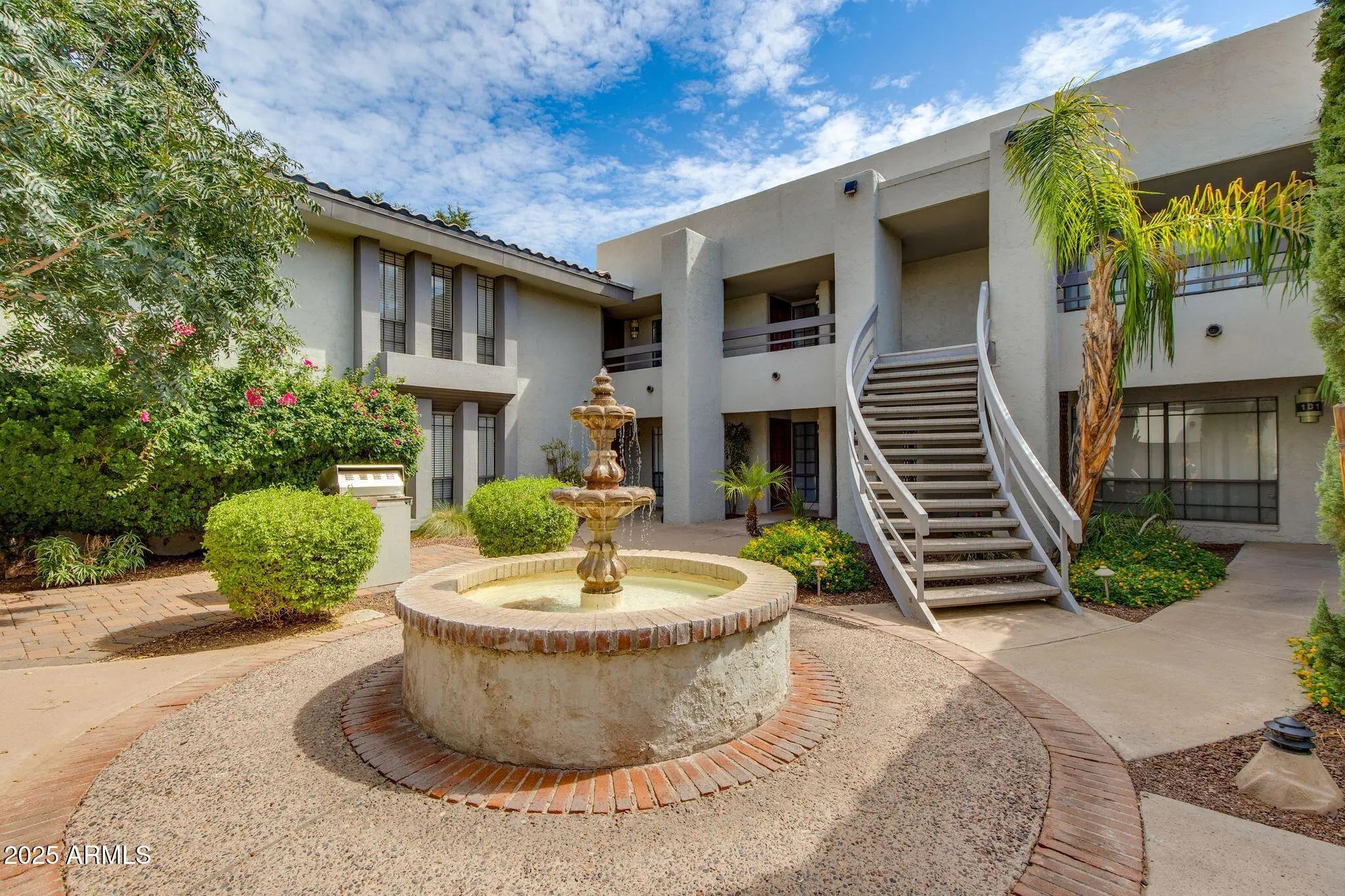 Photo of Listing #6913030