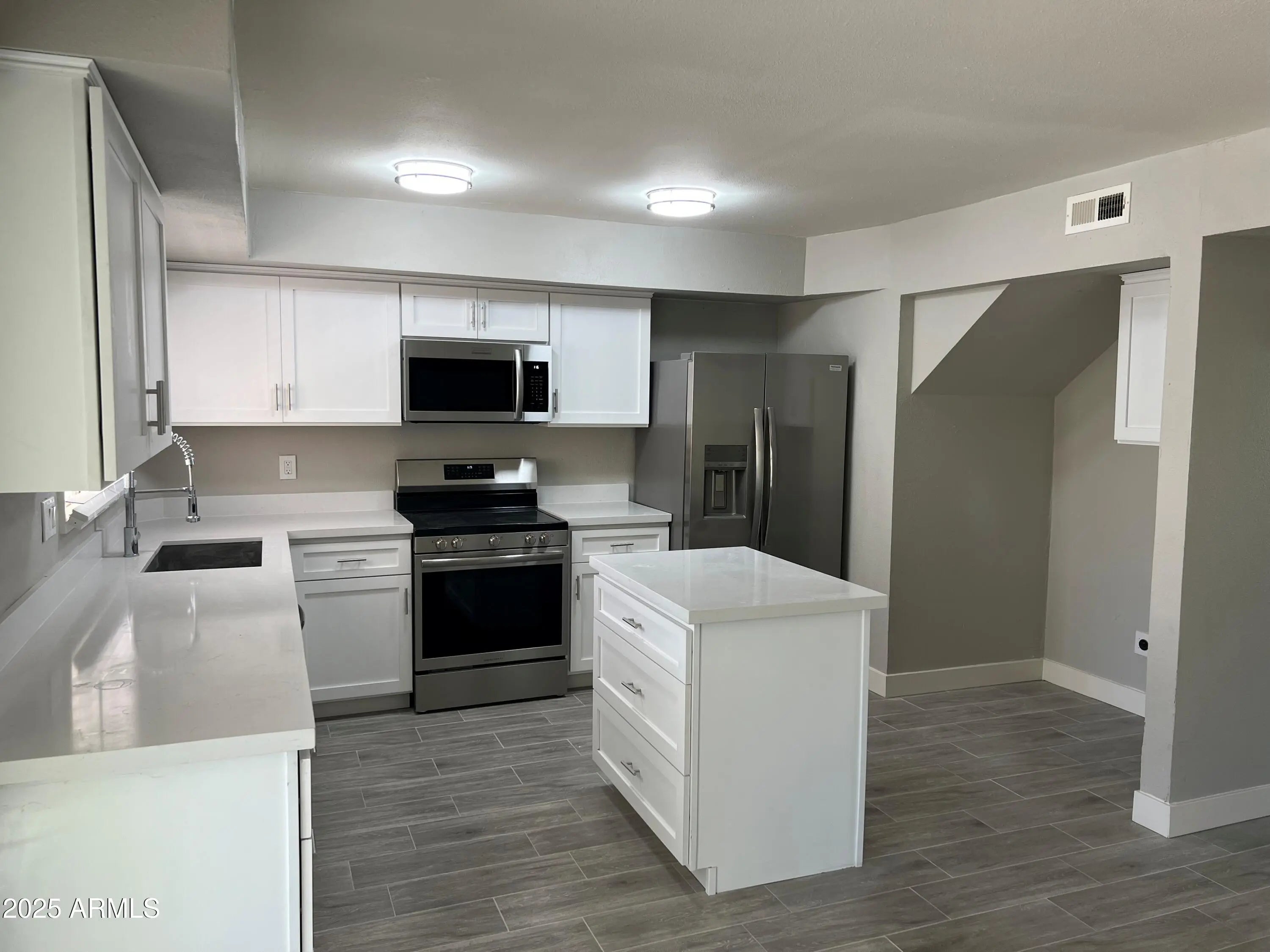 Photo of Listing #6913112