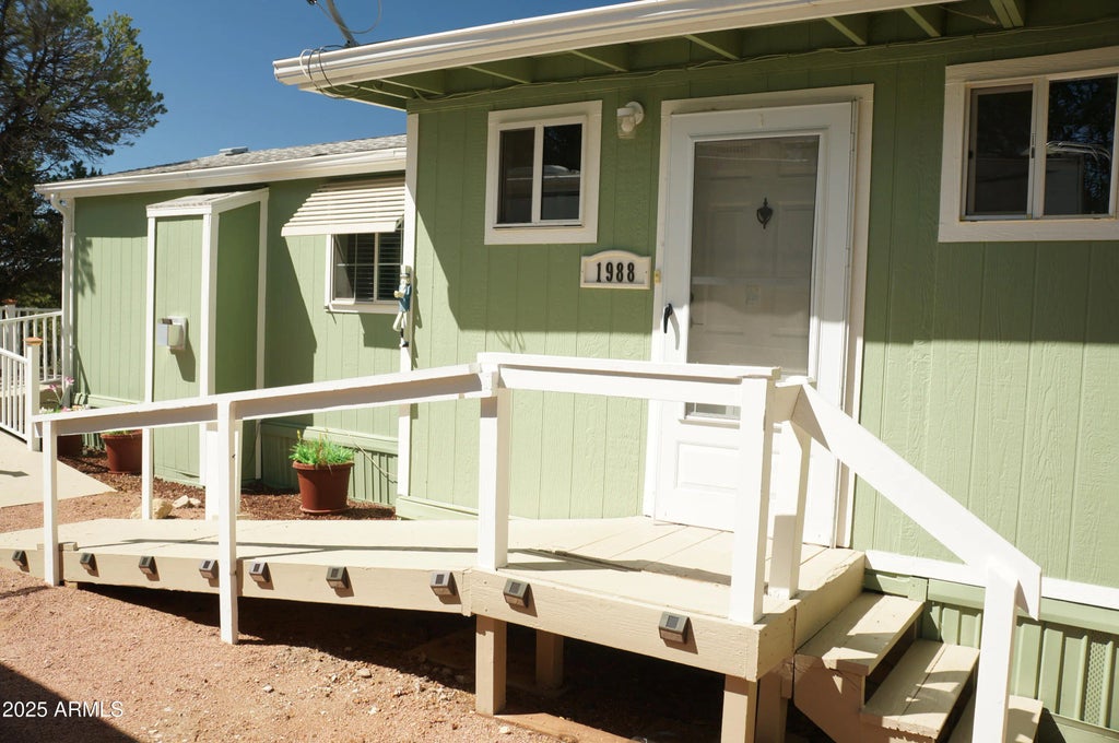 1988 Bradley Lane, Overgaard