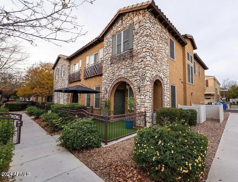 Photo of Listing #6915777