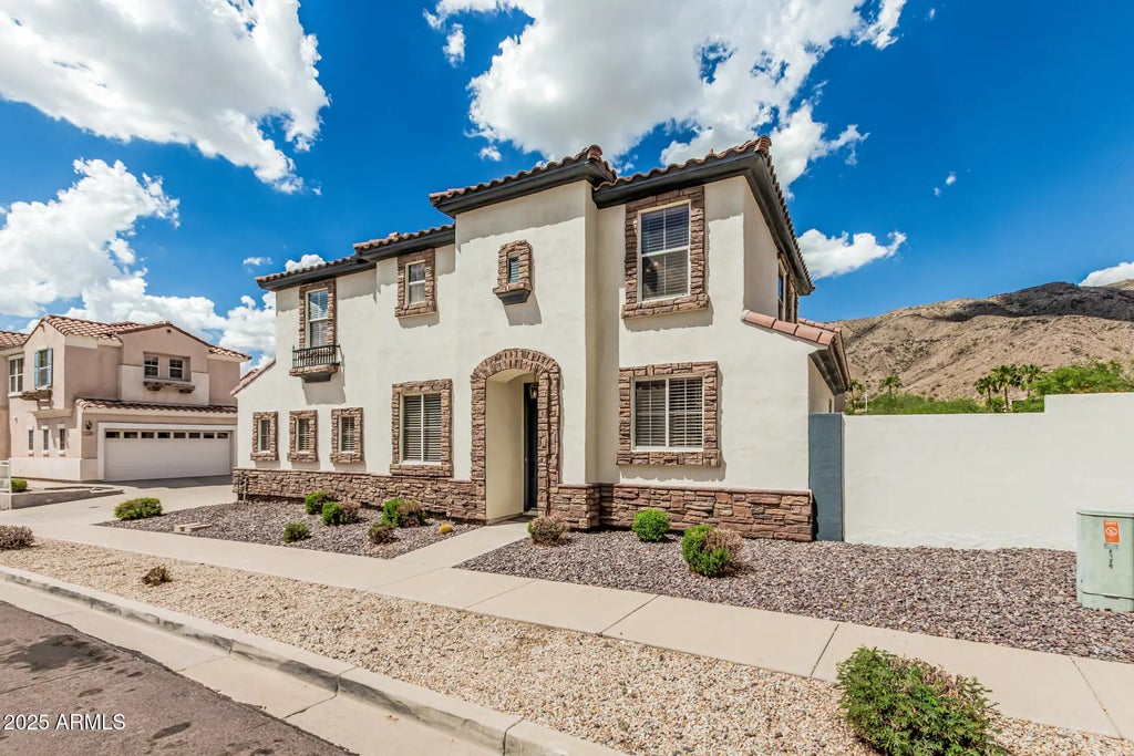 320 W Mountain Sage Drive, Phoenix