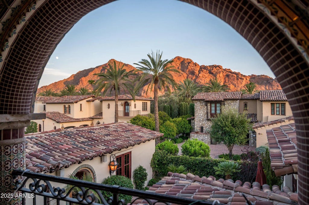 4949 E Lincoln Drive (unit 11), Paradise Valley