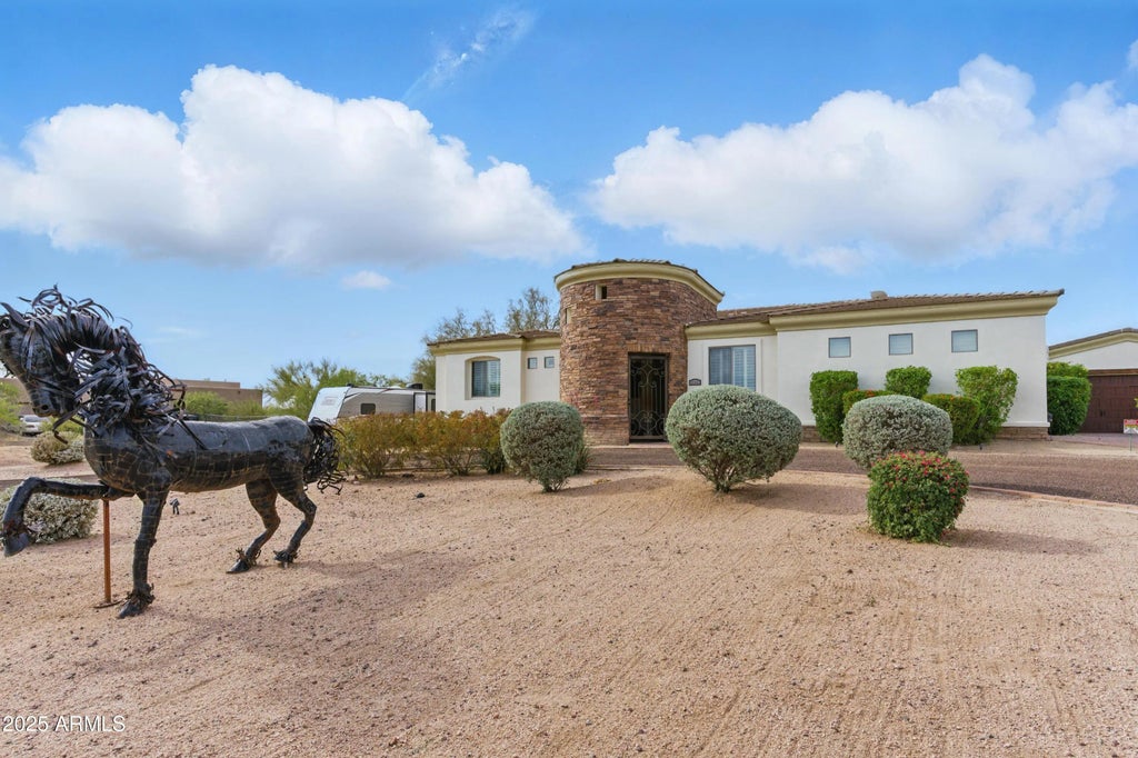 6146 E Dixileta Drive, Cave Creek