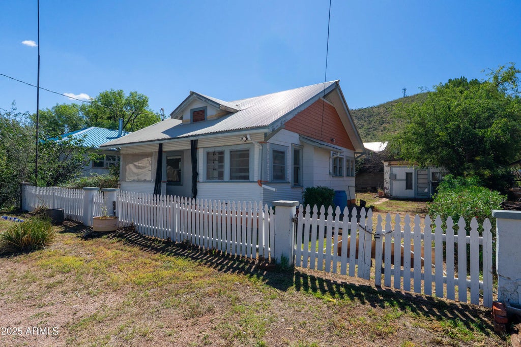32 Black Knob View, Bisbee