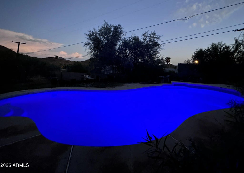 939 W Mercer Lane, Phoenix