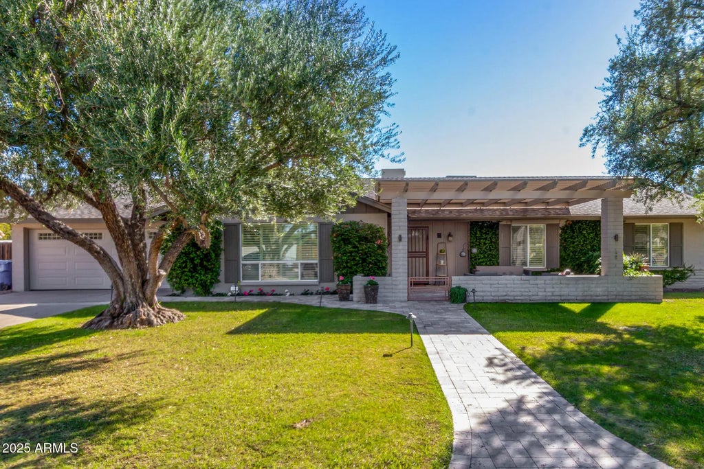 58 E Canterbury Court, Phoenix