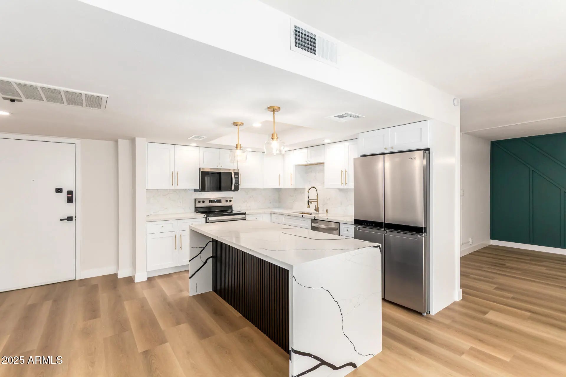 Photo of Listing #6928173