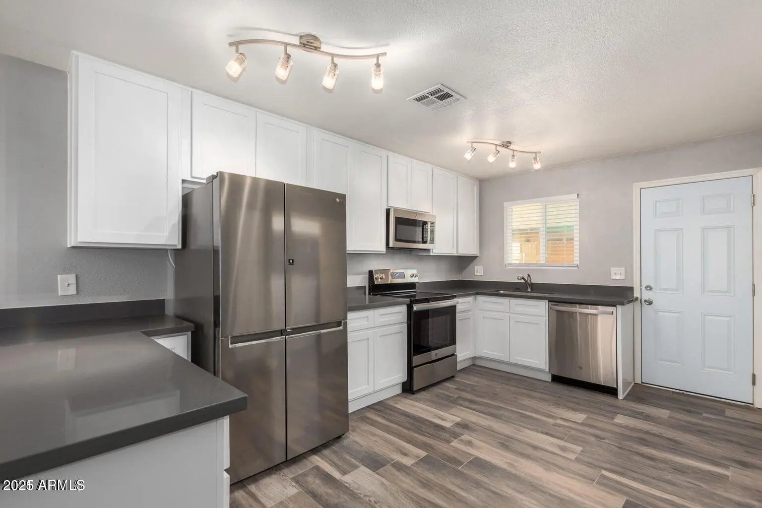 Photo of Listing #6929493