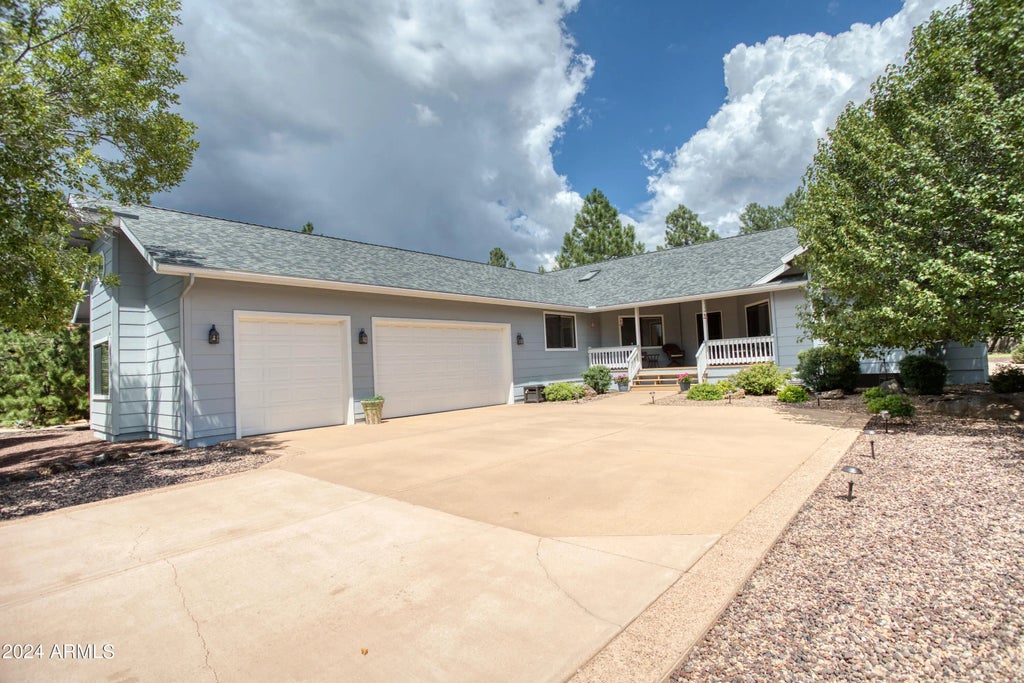 955 Rainbow View Drive, Lakeside