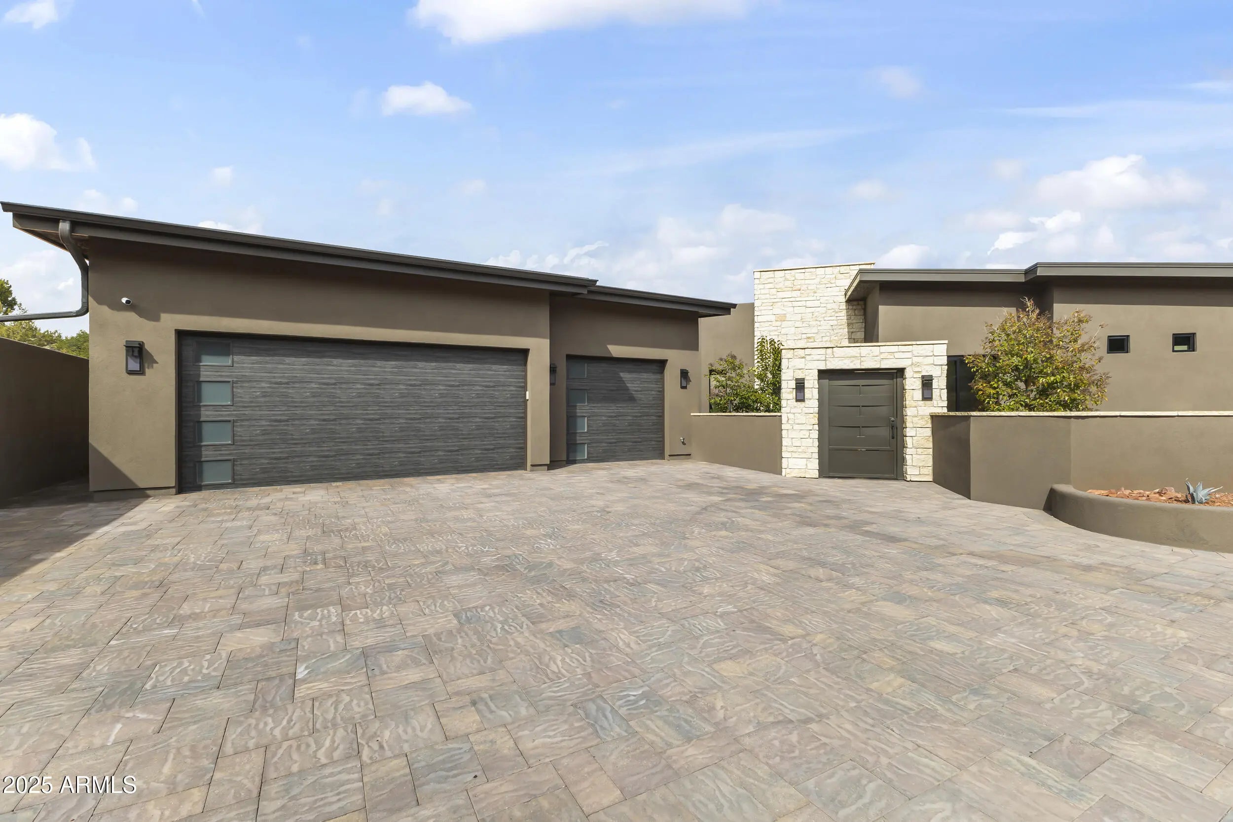 Photo of Listing #6940165