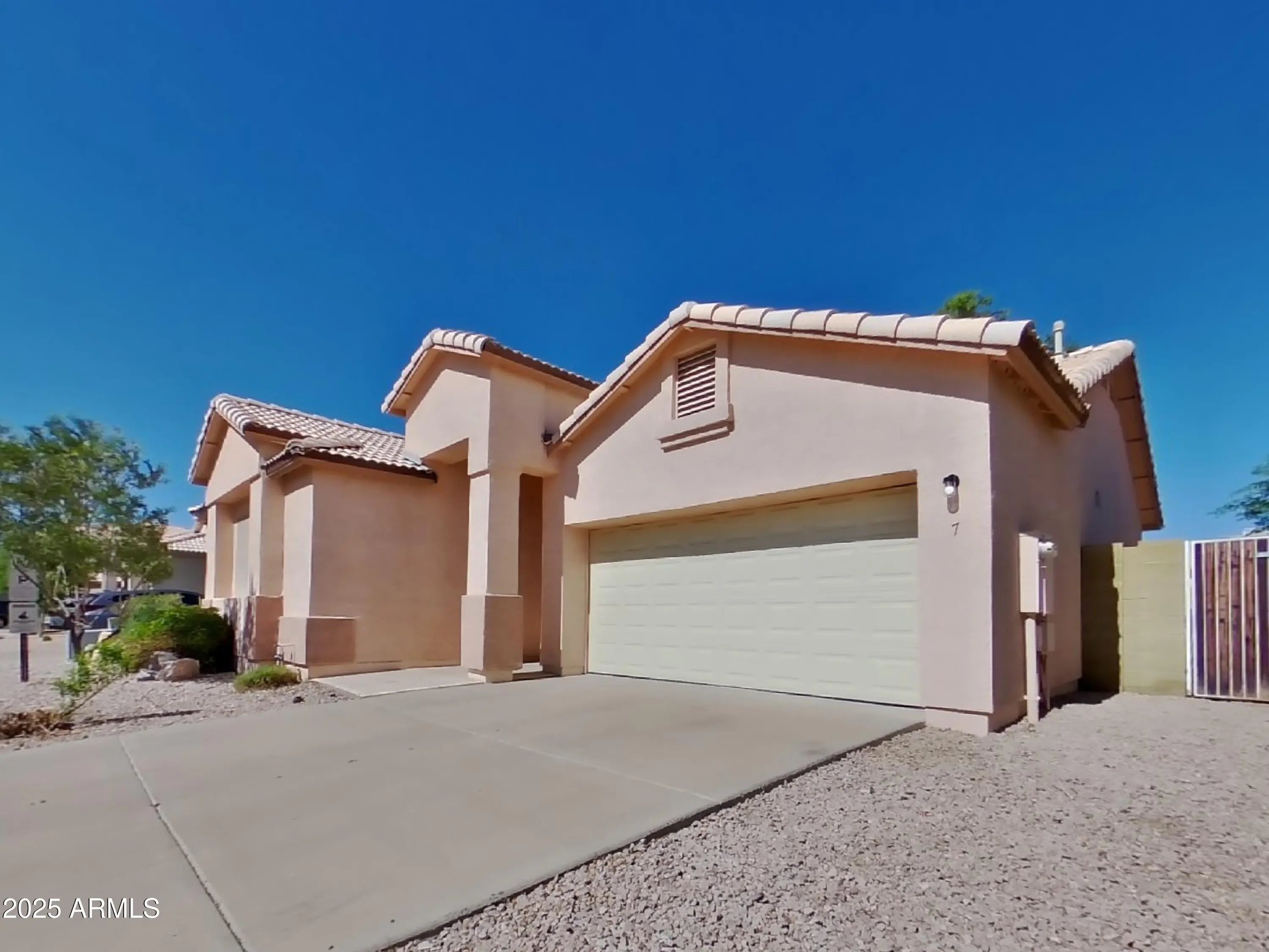 Photo of Listing #6936845