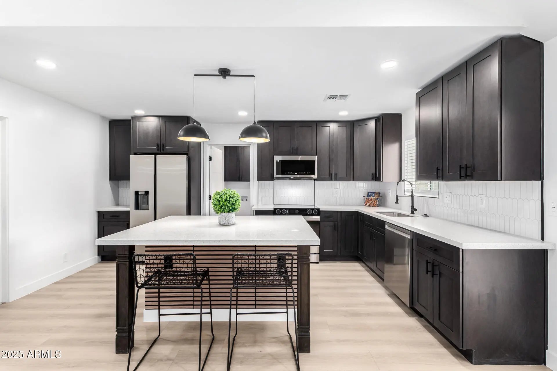 Photo of Listing #6937098