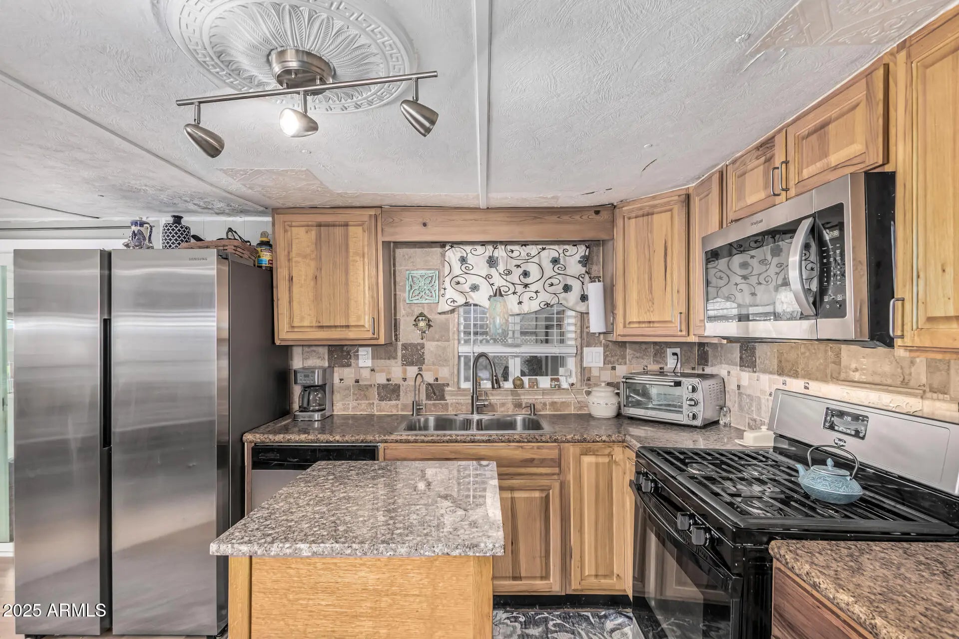 Photo of Listing #6937919