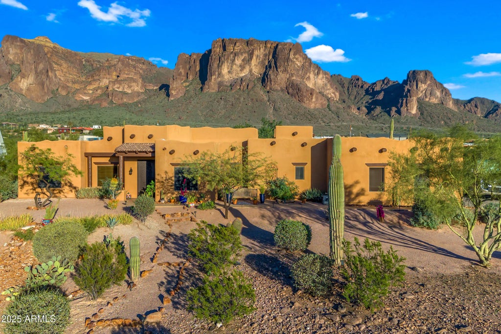 2443 N Sixshooter Road, Apache Junction