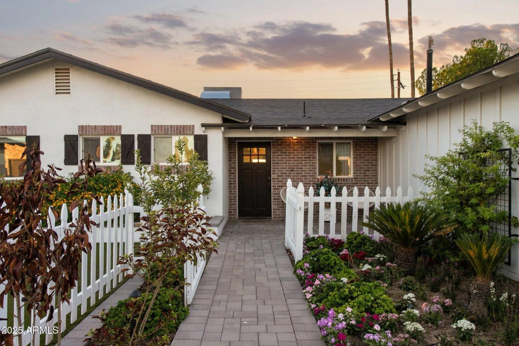 3014 N 53rd Place, Phoenix