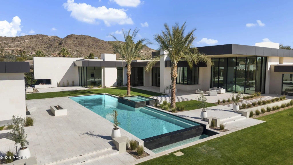 6528 N 60th Street, Paradise Valley
