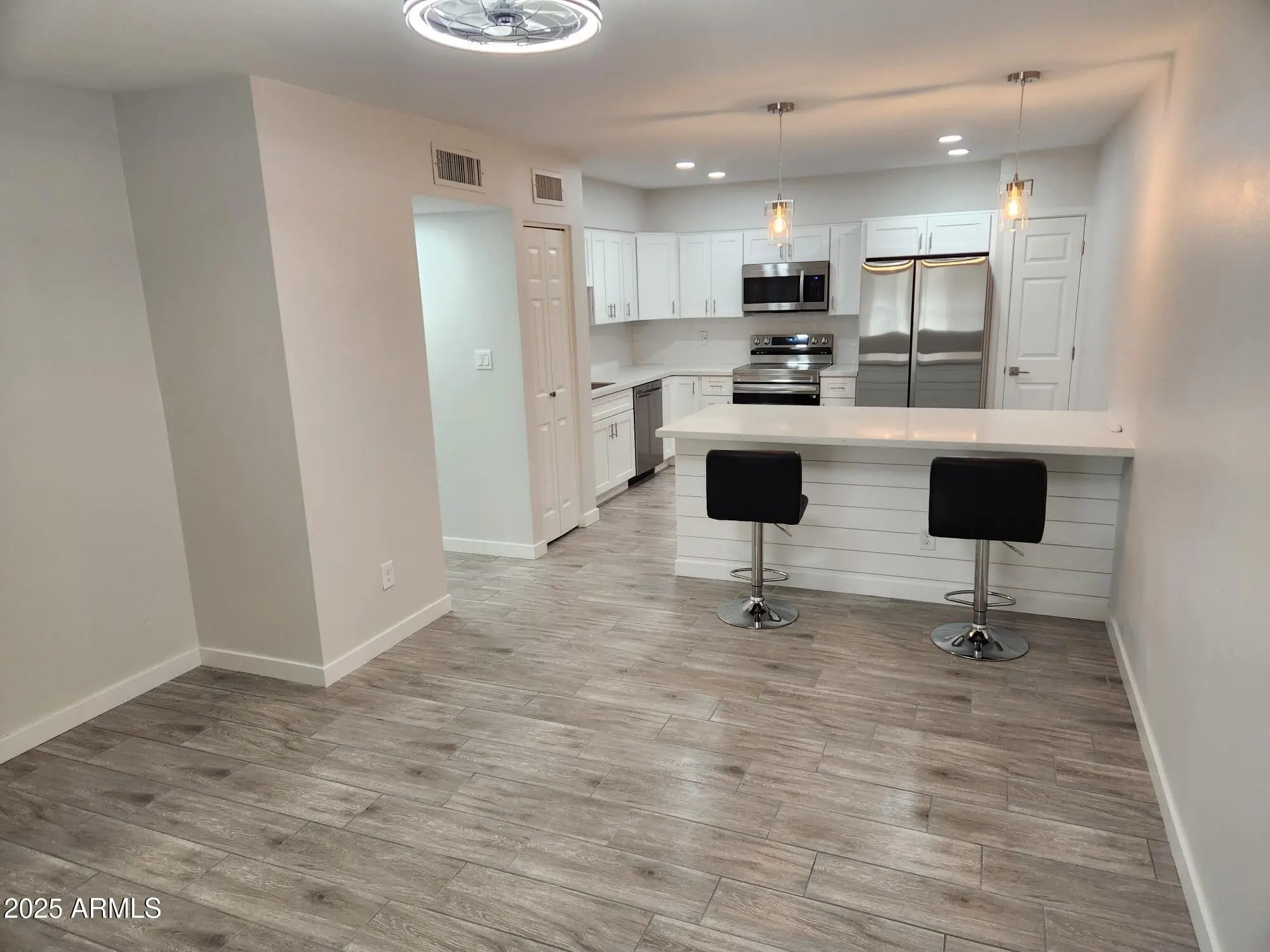 Photo of Listing #6943953