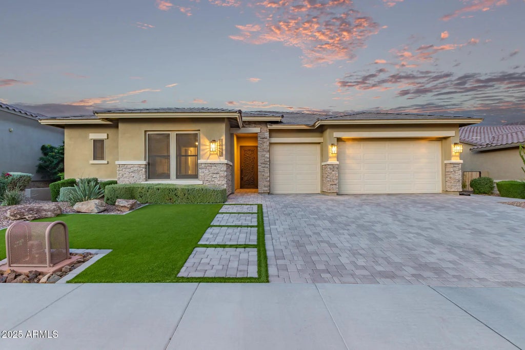 13196 W Woodstock Road, Peoria