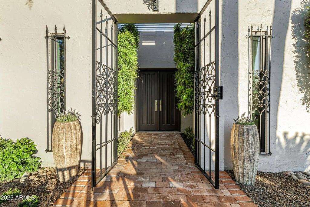 5642 N Scottsdale Road, Paradise Valley