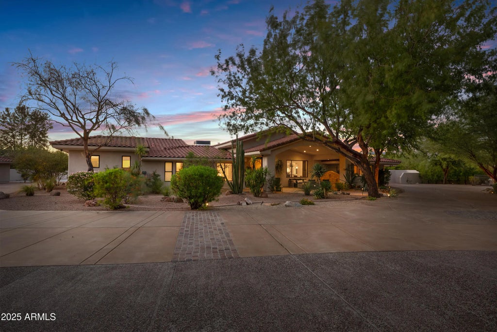9236 N 52nd Place, Paradise Valley