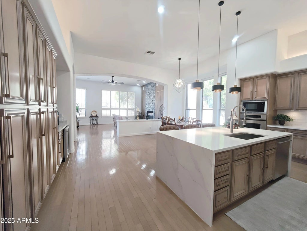 136 E Desert Wind Drive, Phoenix