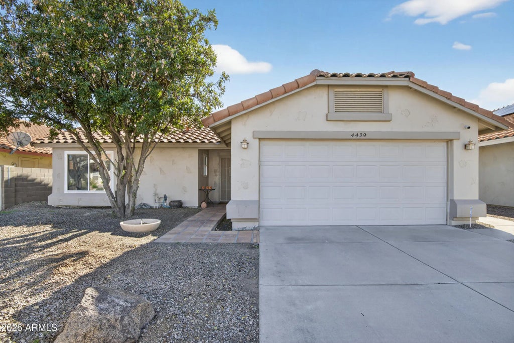 4439 E Thistle Landing Drive, Phoenix