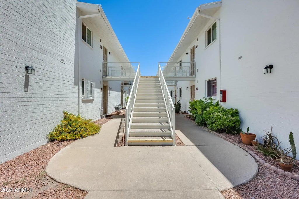 920 N 82nd Street (unit H203), Scottsdale