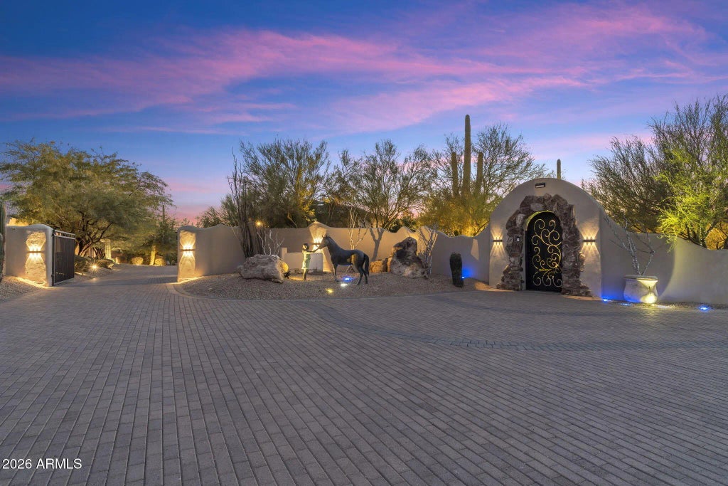 8449 E Dixileta Drive, Scottsdale