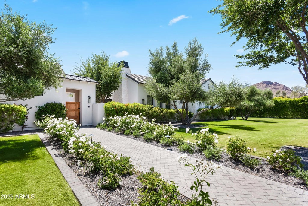 5639 N 68th Place, Paradise Valley