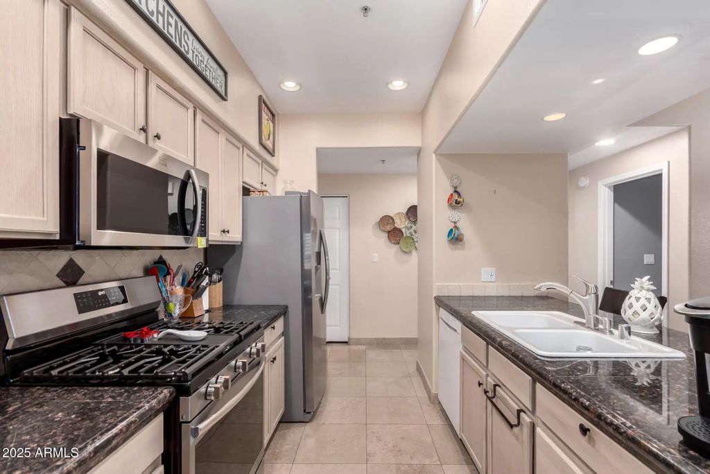 7401 W Arrowhead Clubhouse Drive (unit 1023), Glendale