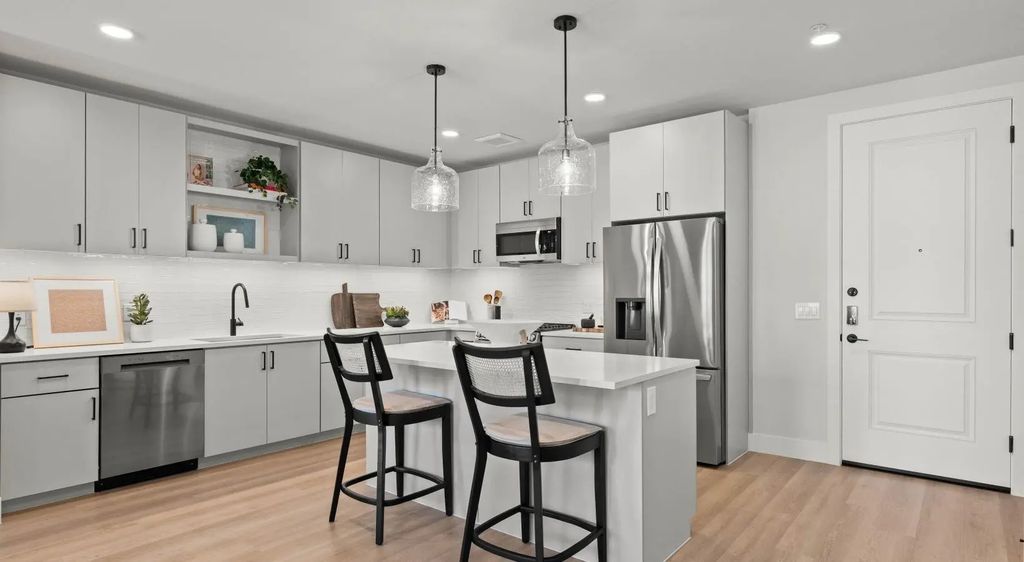 500 E Rivulon Boulevard (unit B8), Gilbert
