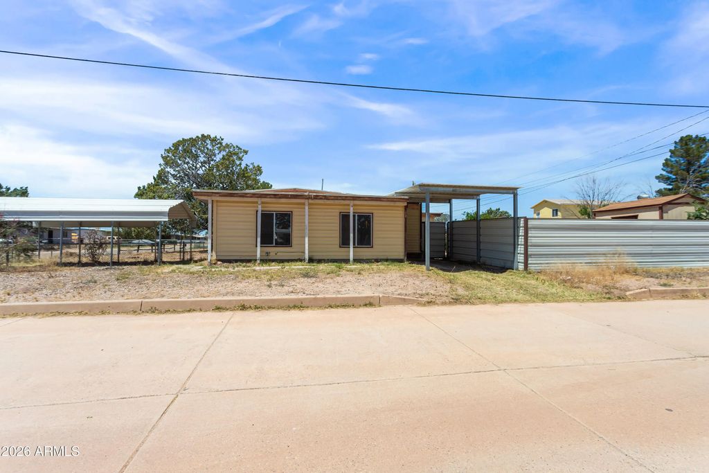127 E Apache Street, Huachuca City