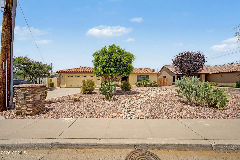 802 E Roberts Road, Phoenix
