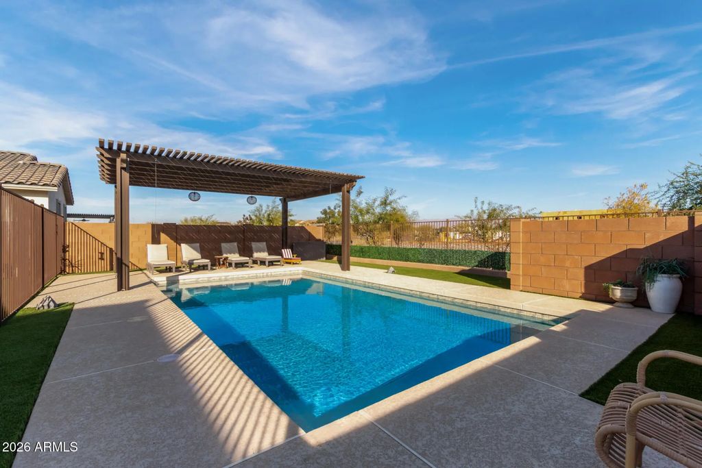 5629 S Veneto, Mesa